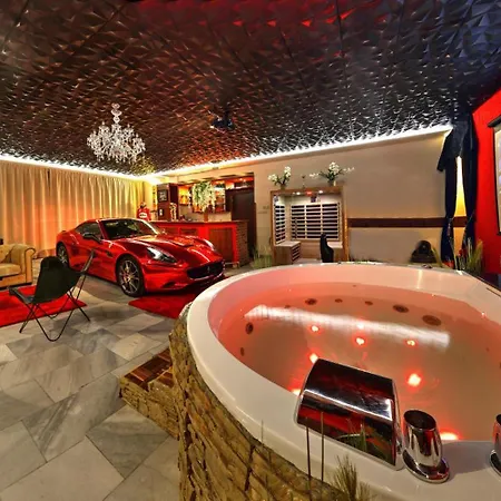 Ferrari Wellness شقة فندقية 4*
